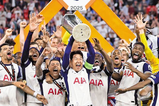 22일 유로파리그 결승전이 끝난 후 손흥민이 15㎏에 달하는 우승 트로피를 번쩍 들며 '챔피언 세리머니'를 펼치고 있다. /AFP 연합뉴스