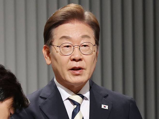 이재명 더불어민주당 대통령 후보가 23일 서울 영등포구 KBS본관 스튜디오에서 중앙선거방송토론위원회 주관 제21대 대통령선거 2차 후보자 토론회 준비를 하고 있다. /뉴스1