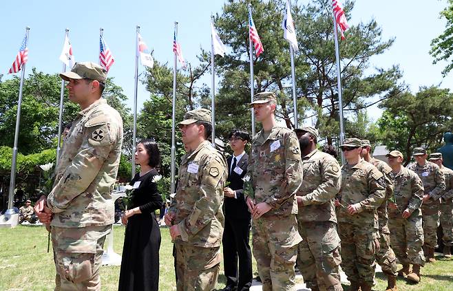 지난 22일 경기도 파주시 임진각 보훈단지에서 열린 한미 합동 현충일 추모 행사에서 참석자들이 미군참전비에 헌화를 하고 있다. /뉴스1