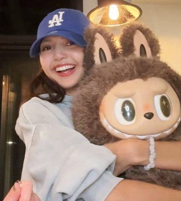 블랙핑크 리사가 '라부부'를 껴안고 있다. /리사 인스타그램