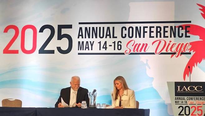 IACC 회장 밥 바르키에시(좌)와 테무 미국 지식재산권 준수 책임자 크리스틴 카사첼리(우)가 MOU를 체결하는 모습. ⓒ테무