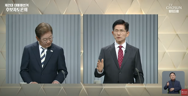 김문수 국민의힘 대선 후보가 23일 서울 여의도 KBS 스튜디오에서 진행 중인 21대 대선 후보 토론회에서 이재명 더불어민주당 대선 후보에게 질문하고 있다. ⓒTV조선 유튜브 생중계 영상 캡처