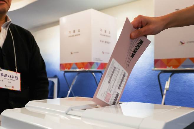 제21대 대통령선거 재외국민 투표 첫날인 20일(현지시간) 프랑스 파리 16구 주프랑스한국대사관 영사부에 설치된 투표소에서 유권자들이 소중한 한 표를 행사하고 있다. 2025.5.20.파리=뉴스1