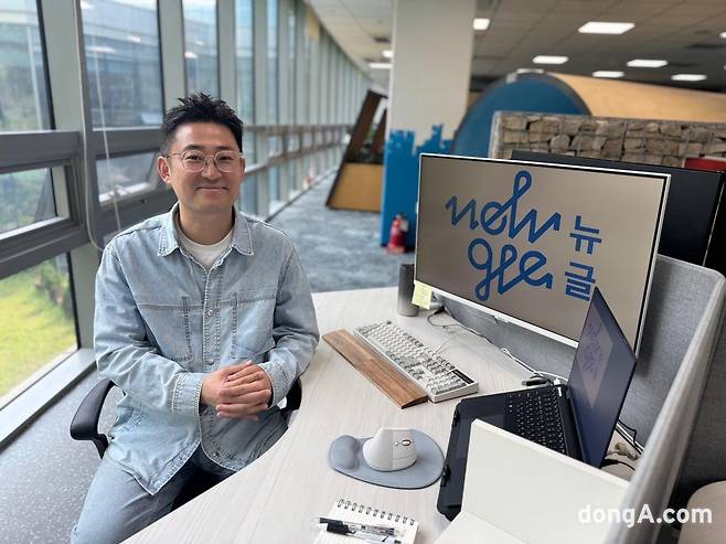 정우룡 뉴글 대표가 경기도 성남시 분당구 경기스타트업캠퍼스 사옥에서 인터뷰 사진 촬영을 하고 있다.