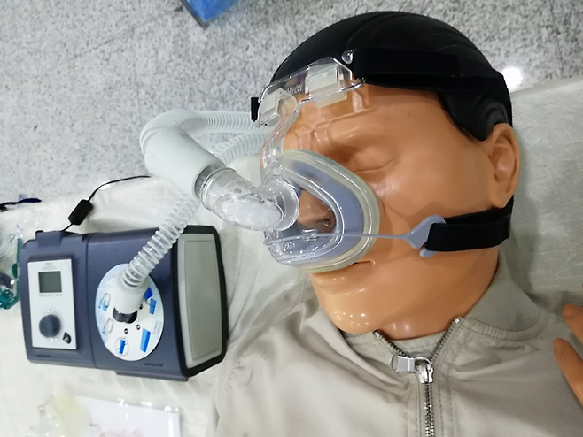 수면무호흡증 환자가 치료를 위해 착용해야 하는 양압기(CPAP). 위키미디어 제공