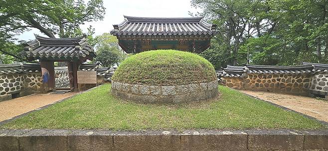 남해충렬사 뒤에 있는 이순신 장군 가묘.