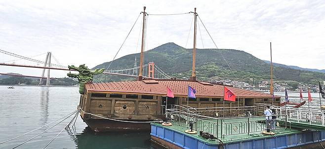 남해충렬사 앞바다를 지키는 거북선.