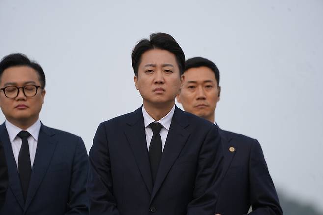 이준석 개혁신당 대통령 후보가 23일 경남 김해시 진영읍 봉하마을을 방문해 노무현 전 대통령 묘역을 참배하고 있다. 개혁신당 제공