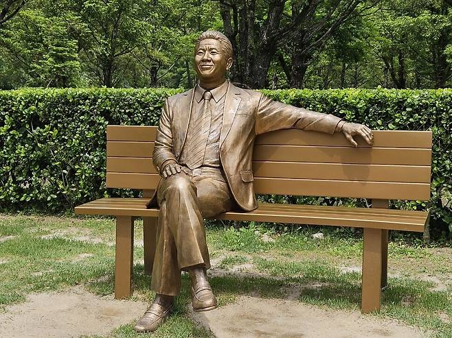 경남 김해시 진영읍 본산리 봉하마을 노무현 전 대통령 묘역 들머리에 있는 청동 좌상.