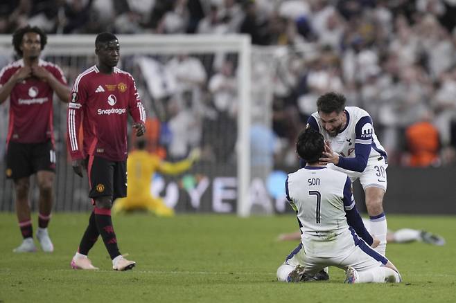 <yonhap photo-2587=""> 손흥민이 맨유와의 UEL 결승전 종료 휘슬이 울리자 주저앉아 울고 있다. AP=연합뉴스</yonhap>