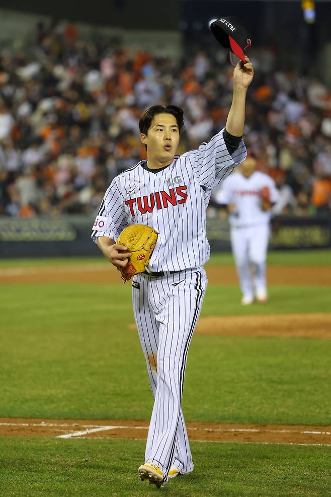 LG 임찬규가 3월 25일 잠실 한화전 8회 수비를 마치고 모자를 벗어 인사하고 있다. 구단 제공