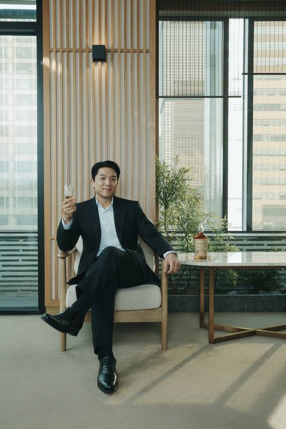 안성재 셰프는 발베니와 한식의 페어링을 탐구하며 미식 도슨트로서 날카로운 감각과 맛 평가를 발휘한다. 사진 발베니