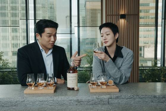배우 김고은과 셰프 안성재. ‘인간 발베니’를 자처하며 위스키와 어울리는 ‘궁극의 페어링’을 탐험하는 여정을 함께한다. 사진 발베니