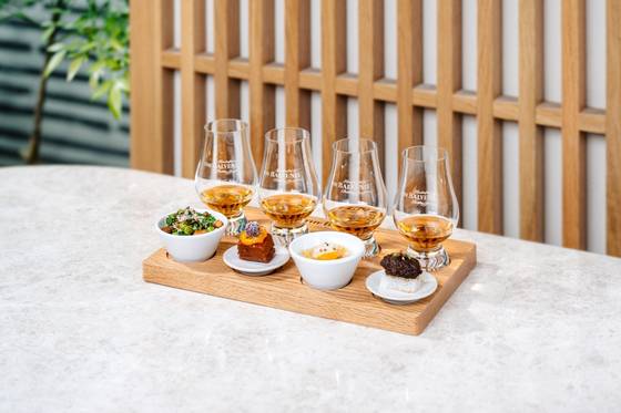 발베니 위스키와 한식 장인들이 개발한 음식의 조화를 경험할 수 있는 ‘발베니 페어링 세트’. 사진 발베니