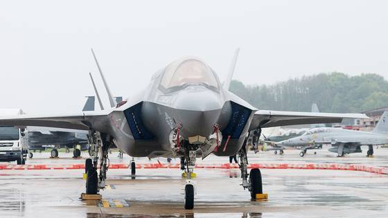 지난 9일 경기 평택시 주한미군 오산공군기지에서 열린 '오산 에어파워데이 2025 미디어데이'에서 미 해병대 F-35B가 공개되고 있다. 뉴스1