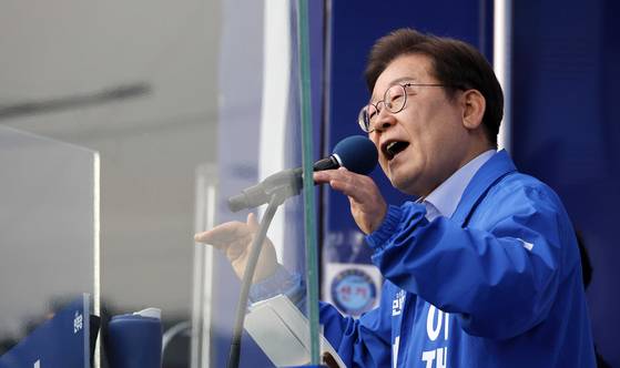 이재명 더불어민주당 대선 후보가 지난 21일 오후 인천광역시 계양구 계양역 앞 광장에서 유세를 하고 있다. 김성동 기자