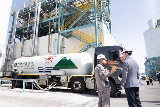 김완섭 환경부장관이 14일 전북 군산시 에스지씨에너지를 방문하여 탄소 포집·활용 설비를 살펴보고 온실가스 감축 선도기업에 대한 지원확대 방안을 논의하고 있다. 환경부