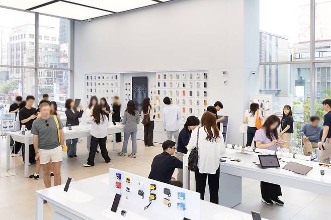 '갤럭시S25 엣지' 사전 개통 첫날인 지난 21일 오전 삼성 강남에서 방문객들이 제품을 둘러보고 있다. /사진=삼성전자 뉴스룸