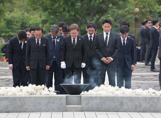 이재명 더불어민주당 대선 후보가 23일 경남 김해시 진영읍 봉하마을을 방문해 노무현 전 대통령 묘역을 참배하고 있다. 연합뉴스
