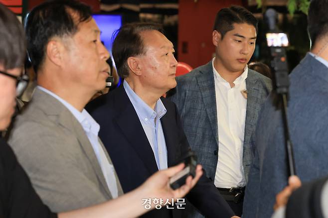 윤석열 전 대통령이 지난 21일 서울 동대문구의 한 영화관에서 이영돈 PD가 제작한 다큐멘터리 영화 ‘부정선거, 신의 작품인가’ 관람을 마치고 상영관을 떠나고 있다. 이준헌 기자