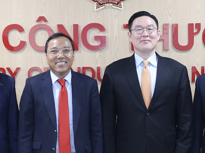 구본규 LS전선 대표(우측)와 응우옌 호앙 롱 산업무역부 차관이 지난 22일 베트남 하노이 산업무역부에서 열린 간담회에서 기념 촬영을 하고 있다. LS에코에너지 제공