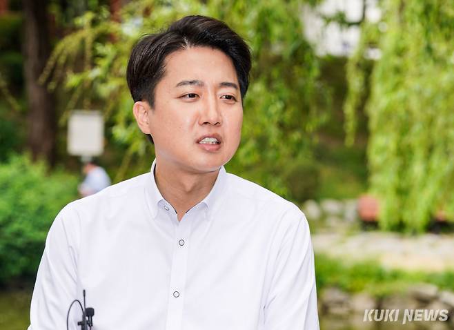 이준석 개혁신당 대선 후보가 22일 인천 미추홀구 인하대학교 학생식당에서 취재진의 질문에 답하고 있다. 유희태 기자