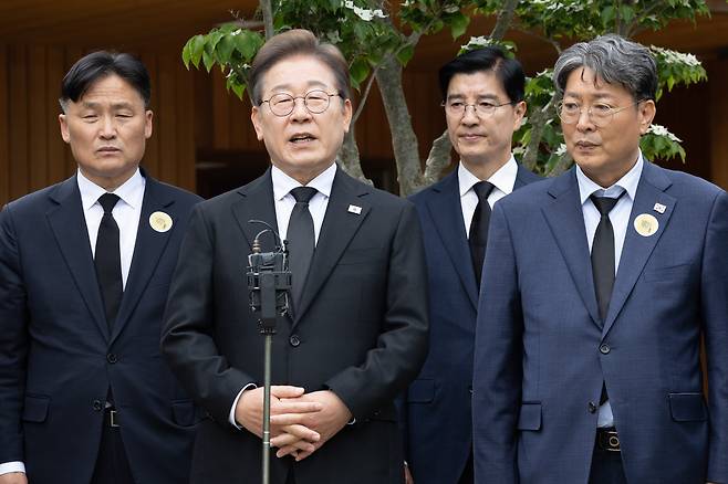 노무현 전 대통령 관저 앞 백브리핑 하는 이재명 후보. 공동취재사진