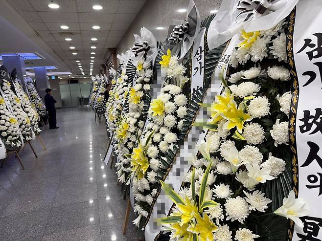 23일 오전 제주시 한 장례식장에 전날 제주시 모 중학교에서 숨진 채 발견된 40대 교사를 추모하는 발길이 이어지고 있다. 연합뉴스