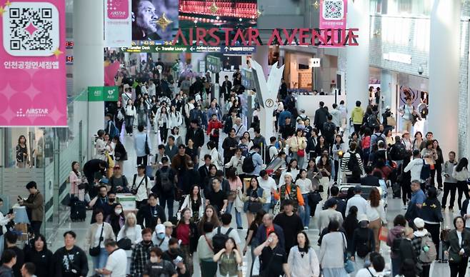 (인천공항=뉴스1) 김성진 기자 = 황금연휴를 앞둔 2일 오전 인천국제공항 제1여객터미널 면세구역이 여행객들로 붐비고 있다. 2025.5.2/뉴스1 Copyright (C) 뉴스1. All rights reserved. 무단 전재 및 재배포, AI학습 이용 금지. /사진=(인천공항=뉴스1) 김성진 기자