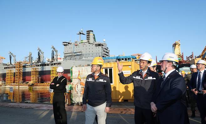 존 필린(오른쪽 첫 번째) 미국 해군성 장관과 김동관(오른쪽 두 번째) 한화그룹 부회장이 지난달 30일 한화오션 거제사업장에서 ‘유콘’함 정비 현장을 둘러봤다. /사진=한화오션