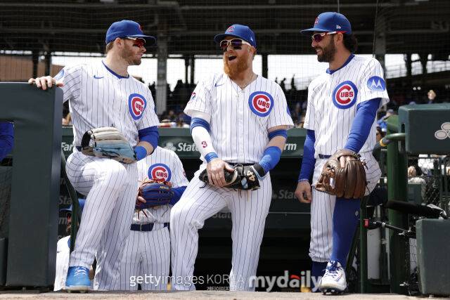 이안 햅(좌), 댄스비 스완슨(우)와 대화를 나누는 저스틴 터너(중)./게티이미지코리아