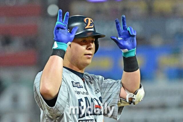 17일 인천 SSG랜더스필드에서 열린 '2025 신한 SOL BANK KBO리그' 한화 이글스와 SSG랜더스 경기. 한화 노시환이 4회초 2사 3루타를 치고 더그아웃을 바라보며 기뻐하고 있다./마이데일리