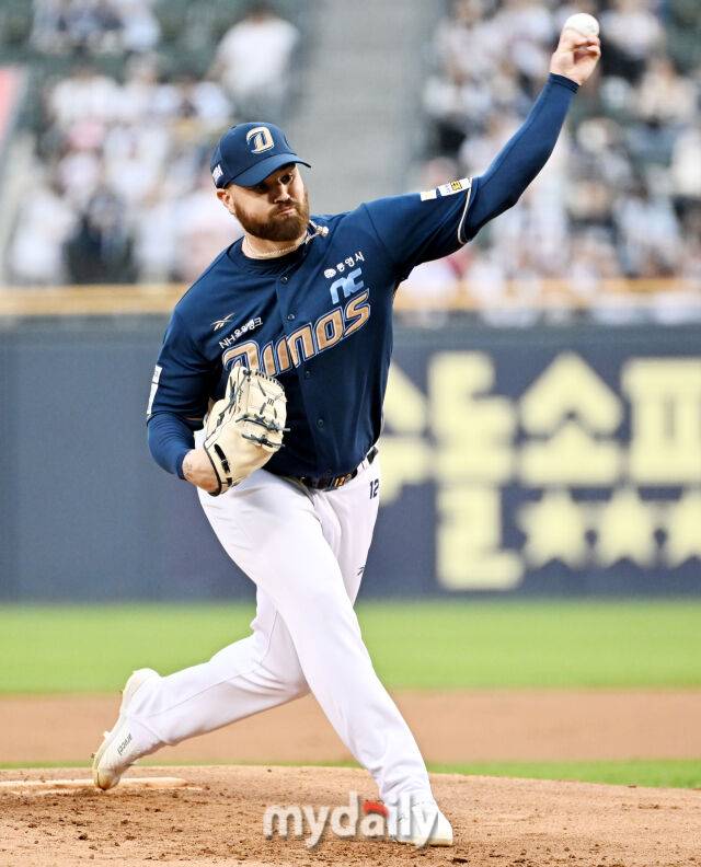 23일 오후 서울 잠실야구장에서 진행된 '2025 프로야구 KBO리그' 두산베어스와 NC다이노스의 경기. NC 로건이 선발등판해 역투하고 있다./잠실 = 송일섭 기자