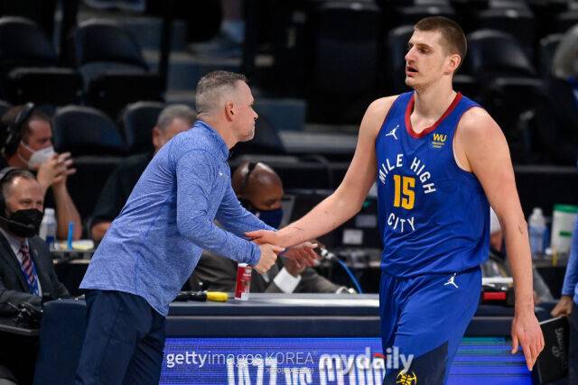 덴버 너기츠 시절의 마이클 말론(왼쪽)과 니콜라 요키치. /게티이미지코리아