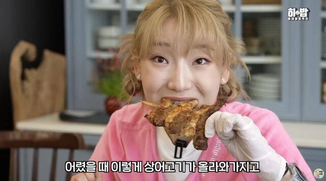 제주 출신 유튜버 히밥이 제주 향토음식 먹방을 선보이는 모습. 히밥 유튜브 영상 캡처