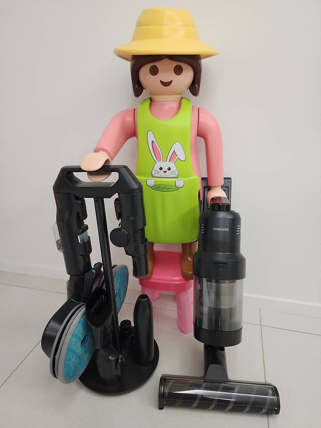 비스포크 AI 제트 400W의 원형 거치대와 청소기 본체. 거치대에 손잡이가 달려있어 세차하러 나갈 때 다양한 도구를 편하게 옮길 수 있다. 이동수 기자