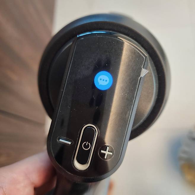 비스포크 AI 제트 400W로 청소 중 문자가 오자 청소기 본체 디스플레이에 문자 알림이 뜬 모습. 이동수 기자