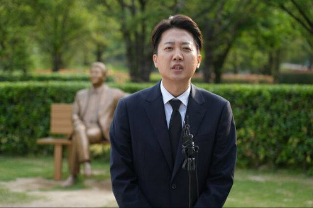 개혁신당 이준석 대선후보가 23일 경남 김해시 봉하마을 노무현 전 대통령 묘역을 찾아 참배한 뒤 취재진 질문에 답하고 있다. 개혁신당 제공