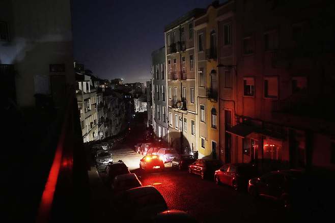 대규모 정전이 발생한 지난달 28일 포르투갈 리스본 거리가 어둠에 잠겨 있다. 리스본=AP연합뉴스