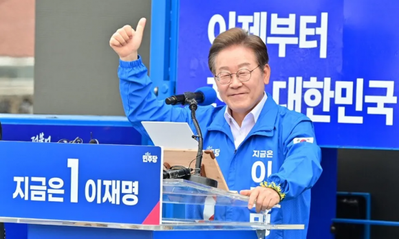 더불어민주당 이재명 대선 후보가 22일 오전 제주시 동문로터리에서 유세를 하고 있다. 연합뉴스