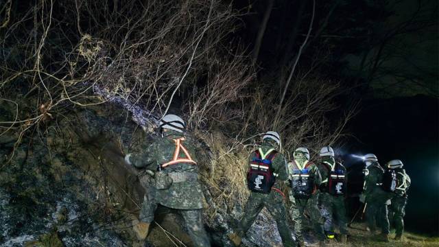 경남 산청 산불 야간 진화 지원작전에 투입된 육군 39사단 장병들이 불씨를 정리하고 있다. 사진 제공=국방부