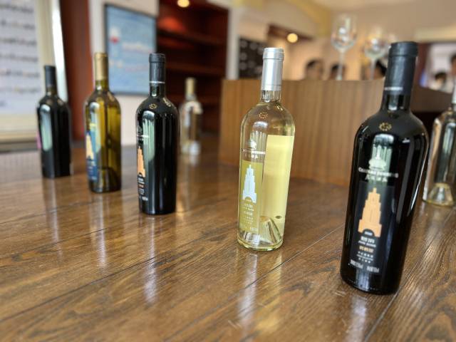 18일 중국 산둥성 옌타이시 펑라이에 위치한 쥔딩 와이너리에 생산된 와인이 진열돼 있다. 김광수특파원