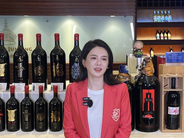 18일 중국 산둥성 옌타이시 펑라이에 위치한 쥔딩 와이너리에서 왕이얼 대표가 와이너리에 대한 소개를 하고 있다. 김광수특파원