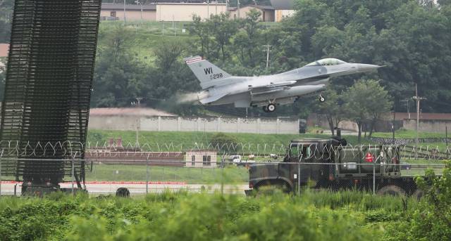 경기도 평택시 주한미군 오산공군기지에 설치된 대공 감시 레이더 뒤로 F-16 전투기가 착륙하고 있다. 연합뉴스