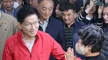 김문수 국민의힘 대선후보가 5월 12일 서울 송파구 가락시장을 방문해 시장 상인들과 인사하고 있다. 뉴시스