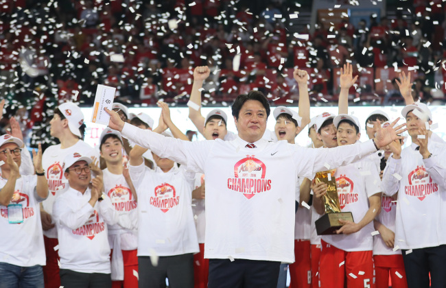 2017-18 프로농구 챔피언결정전 우승을 달성하고 세리머니하는 문경은 감독. 연합뉴스
