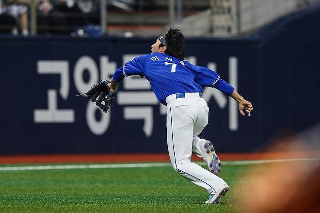▲ 삼성 이재현의 호수비 장면. 박주홍의 먹힌 타구가 유격수와 좌익수, 3루수 사이 삼각지대에 떨어질 뻔했는데… ⓒ 삼성 라이온즈