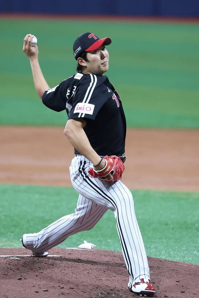 ▲ 7이닝 동안 삼진 11개를 잡아내는 역투를 펼치며 팀을 승리로 이끈 손주영 ⓒLG트윈스