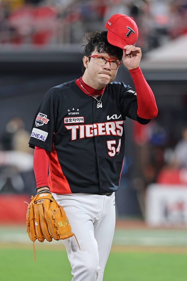 마운드를 내려오며 박수를 쳐주는 팬들에게 인사하는 양현종. /사진=KIA 타이거즈