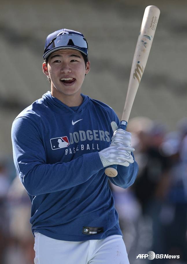 웃으며 타격 훈련을 하고 있는 김혜성. /AFPBBNews=뉴스1